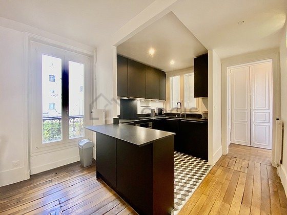 Magnifique cuisine de 5m² avec du parquet au sol