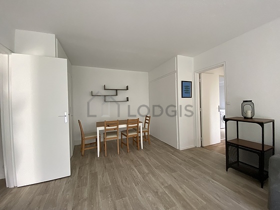 Séjour avec fenêtres double vitrage et balcon donnant sur rue