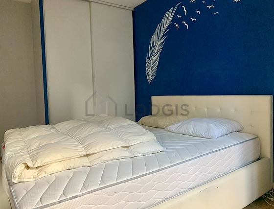 Chambre avec fenêtres
