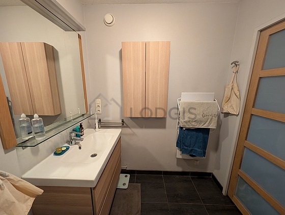 Salle de bain équipée de lave linge