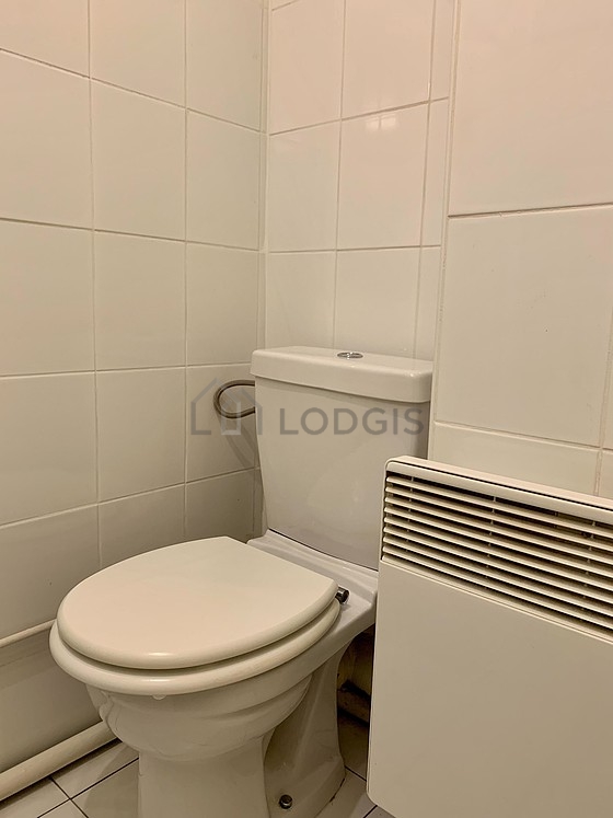 Salle de bain équipée de etagère