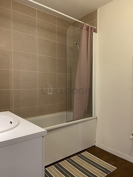 Agréable salle de bain très claire avec du parquet au sol