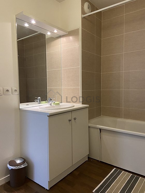 Salle de bain équipée de lave linge, placard