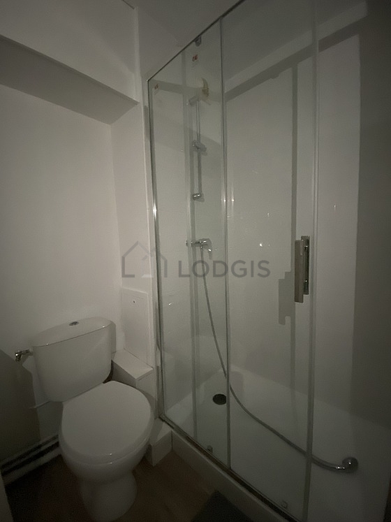 Bathroom equipped with separate shower, towel drying radiator