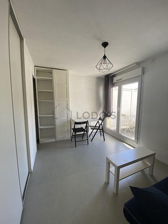 Séjour équipé de 1 canapé(s) lit(s) de 140cm, table à manger, table basse, placard
