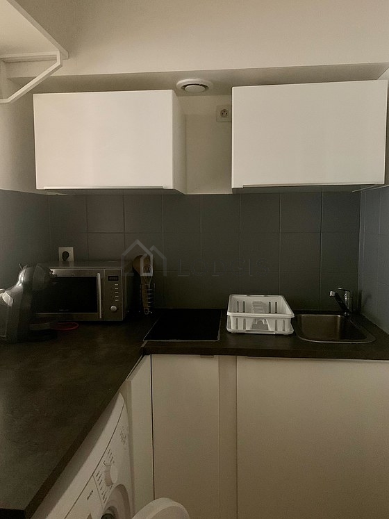 Cuisine équipée de lave linge, réfrigerateur, vaisselle