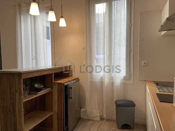 Belle cuisine avec du parquet au sol