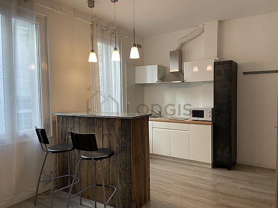Salon avec du parquet au sol