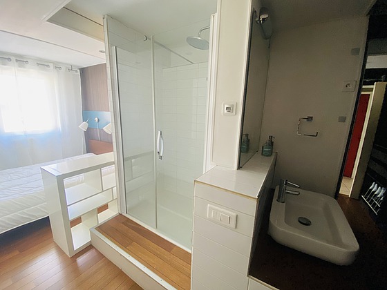 Chambre avec fenêtres double vitrage