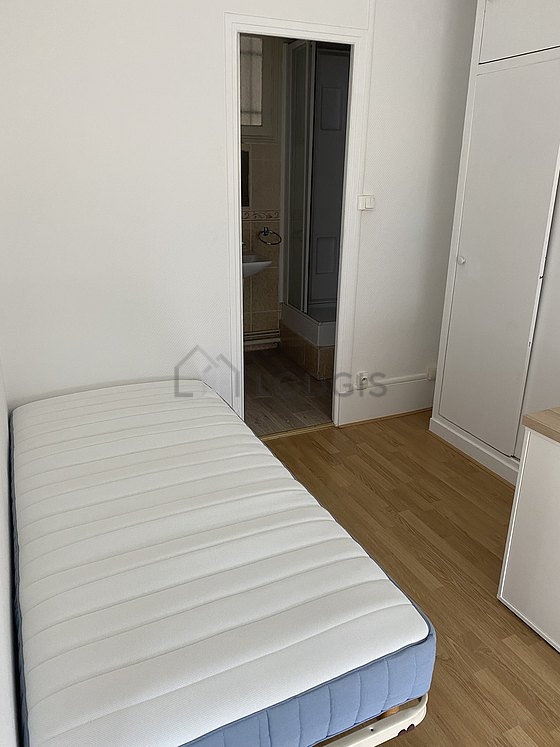 Chambre avec fenêtres