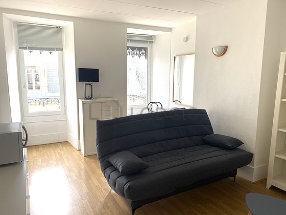 Séjour équipé de canapé, table basse, commode, 1 chaise(s)