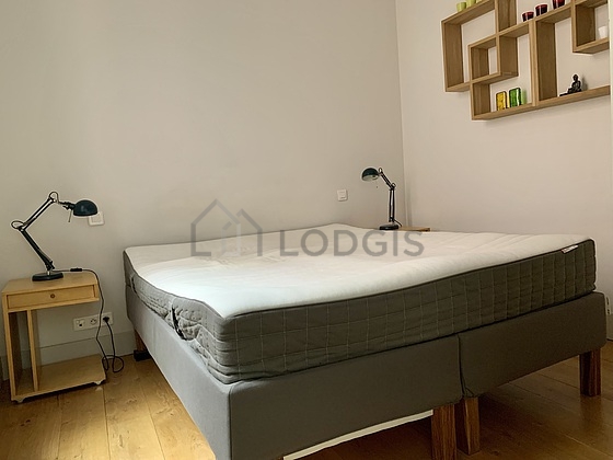 Chambre avec du parquet au sol