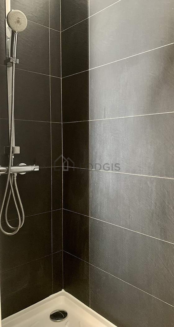 Salle de bain équipée de lave linge