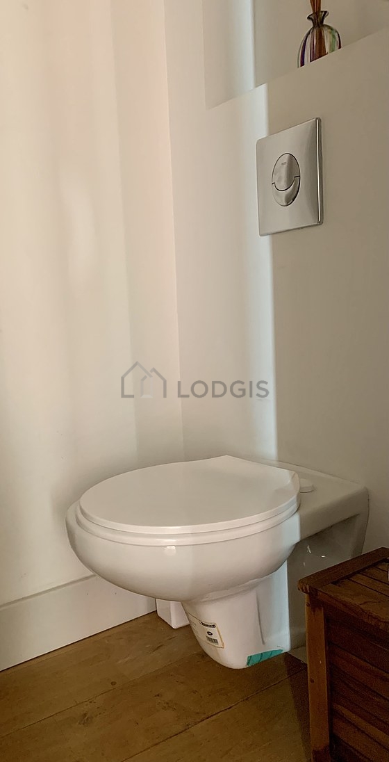 Toilettes indépendantes de la salle d'eau