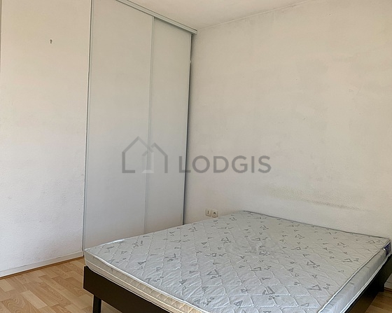 Chambre avec fenêtres