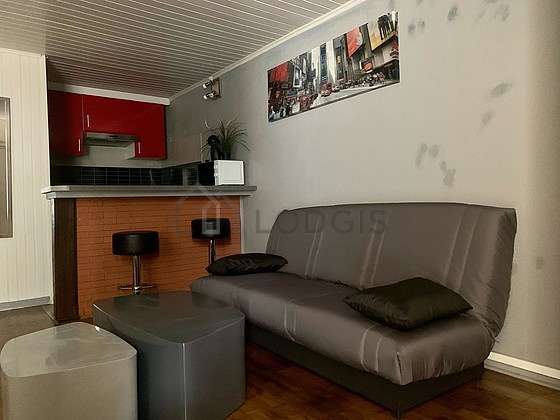 Living room furnished with 1 bed(s) of 140cm, tv, closet, 1 chair(s)
