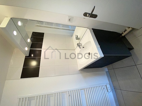 Agréable salle de bain très claire avec du carrelage au sol