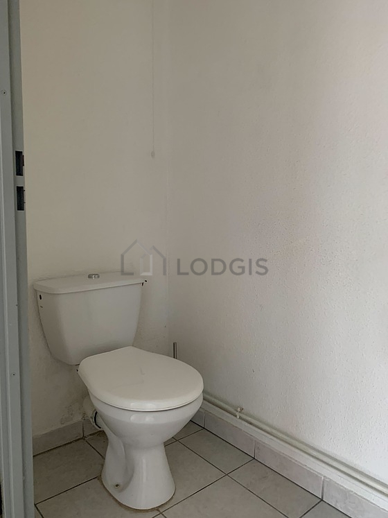 Toilettes indépendantes de la salle d'eau