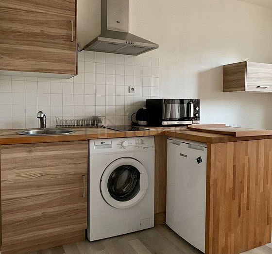 Cuisineouverte sur le séjour avec du parquet au sol