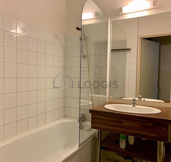 Salle de bain avec du parquet au sol
