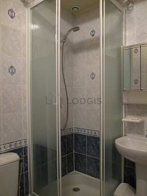 Salle de bain équipée de etagère