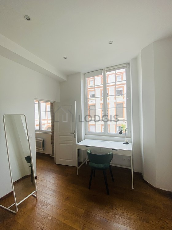 Chambre avec fenêtres