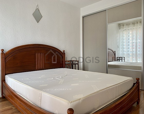 Chambre avec fenêtres double vitrage donnant sur rue