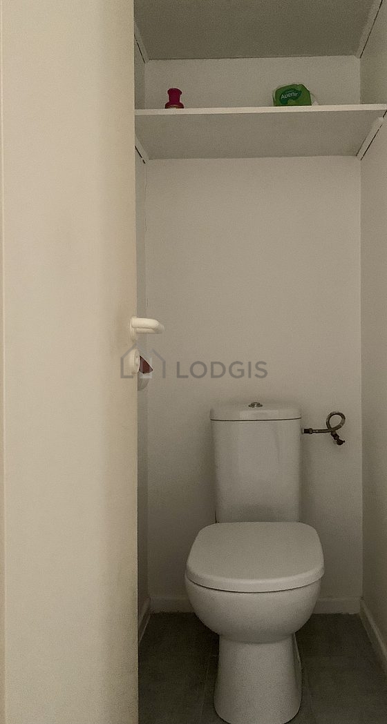 Toilettes indépendantes de la salle d'eau