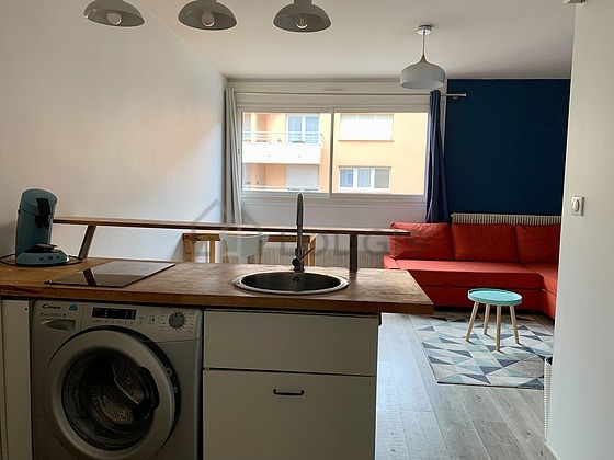 Cuisine équipée de lave linge, réfrigerateur, vaisselle, tabouret