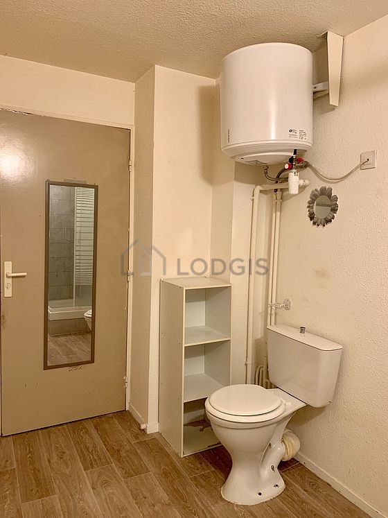 Salle de bain équipée de etagère