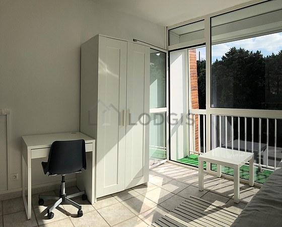 Séjour équipé de 1 lit(s) de 90cm, bureau, armoire, 1 chaise(s)