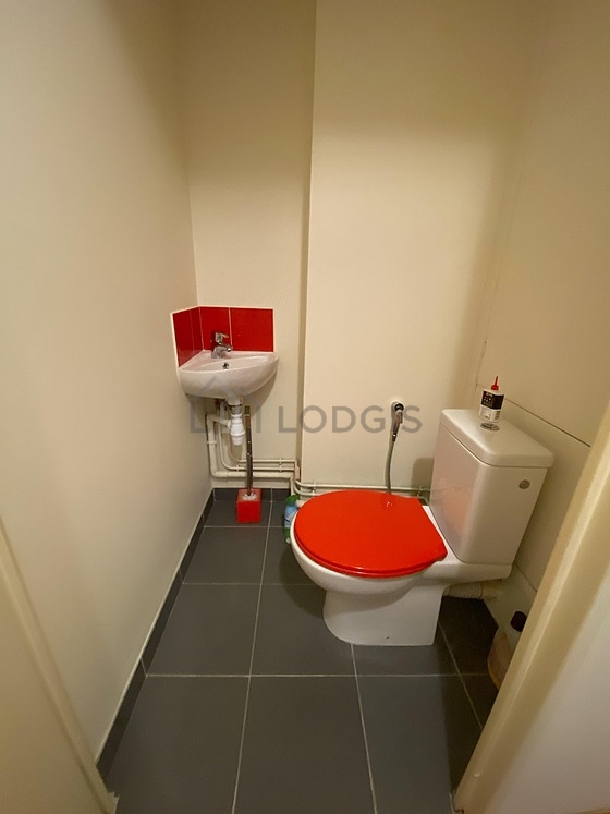 Toilettes indépendantes de la salle d'eau