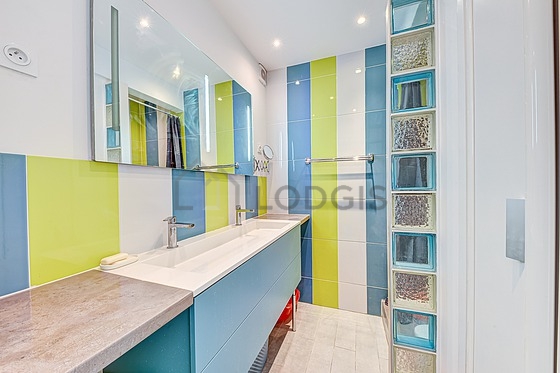 Agréable salle de bain très claire avec du carrelage au sol