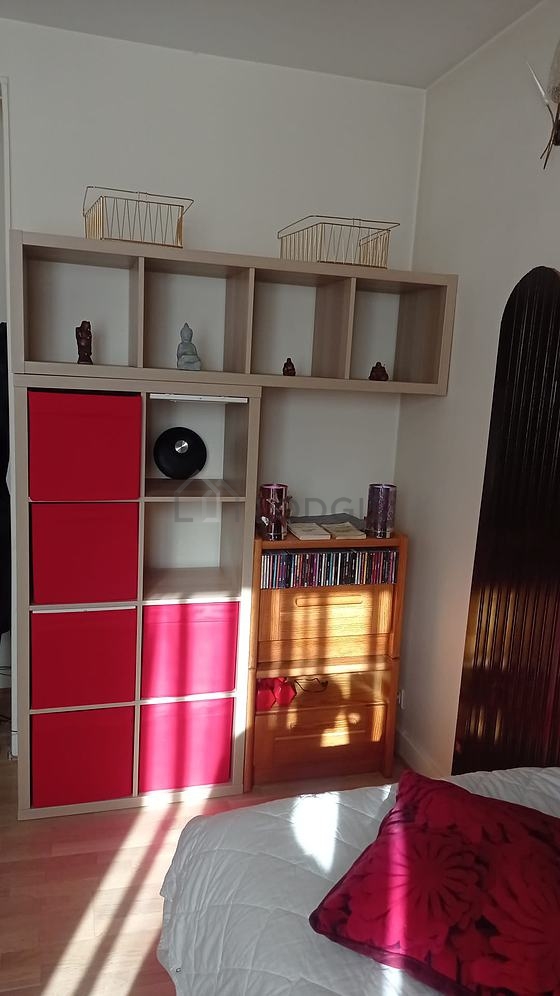 Chambre avec fenêtres