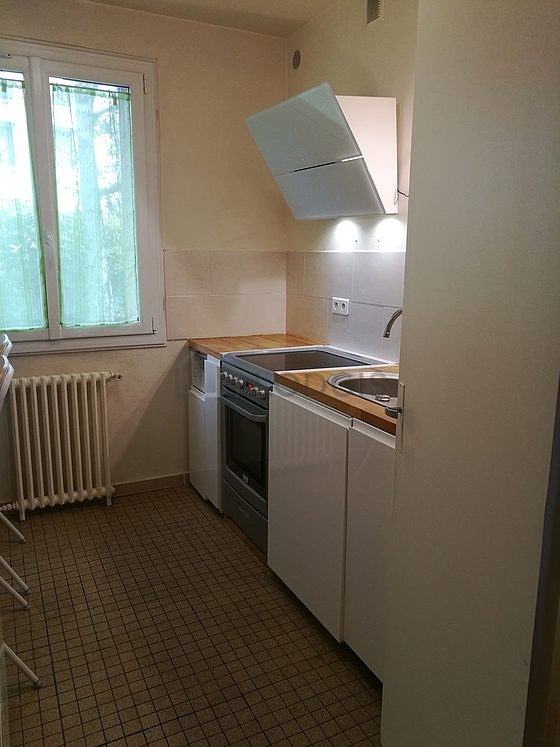 Cuisine équipée de lave vaisselle, plaques de cuisson, réfrigerateur, hotte