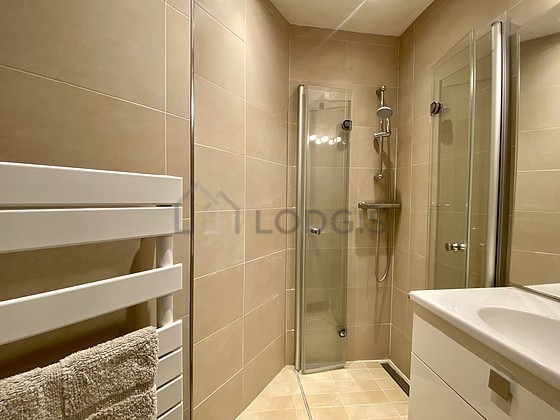 Salle de bain équipée de serviettes de bain