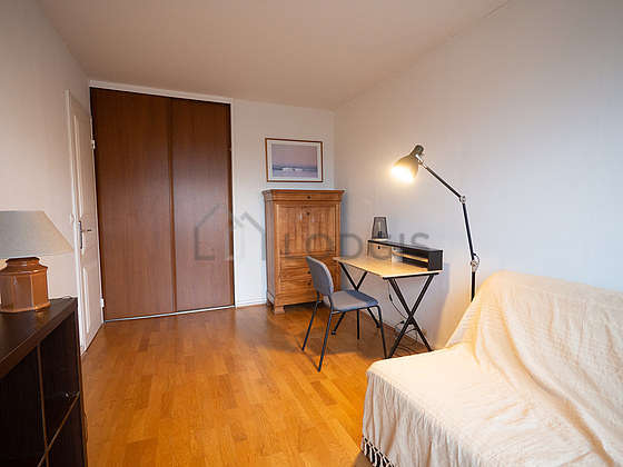 Very bright bedroom equipped with desk, wardrobe