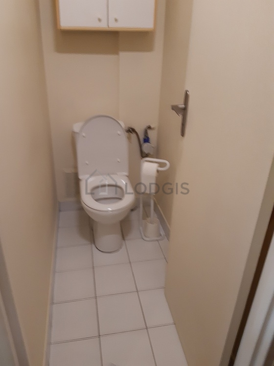 Toilettes indépendantes de la salle d'eau