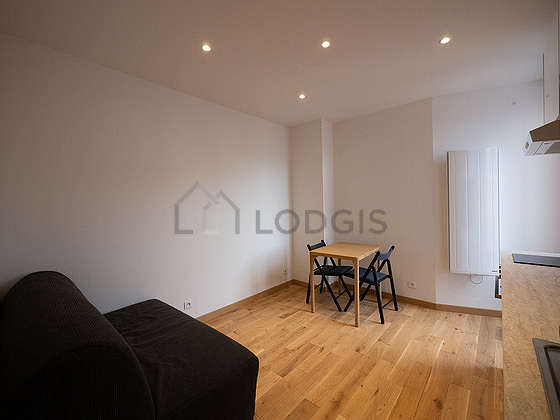 Living room of 15m² with woodenfloor