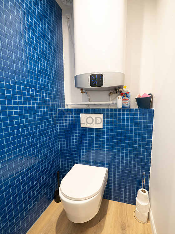 Toilettes indépendantes de la salle d'eau
