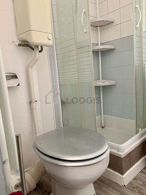 Salle de bain équipée de douche séparée