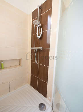 Salle de bain équipée de douche séparée, sèche cheveux