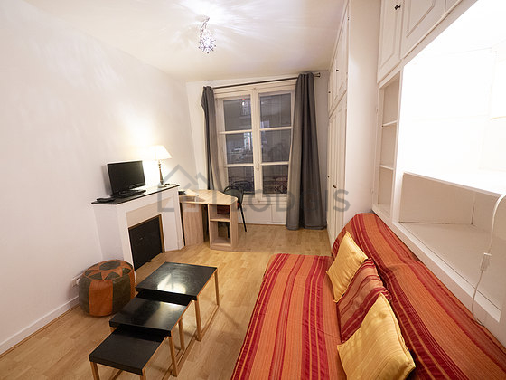Great, very quiet and very bright sitting room of an apartment in Paris
