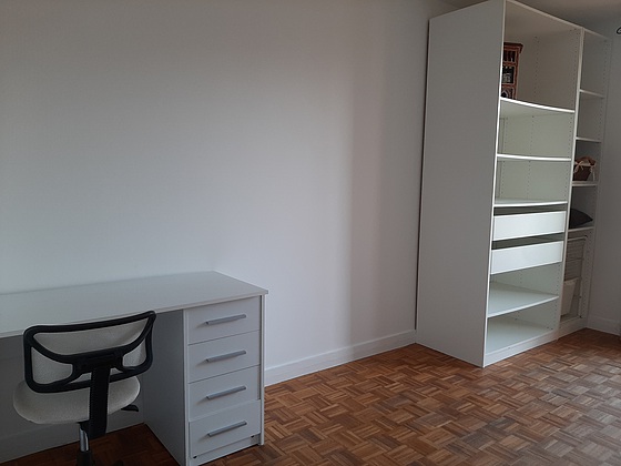 Chambre avec fenêtres