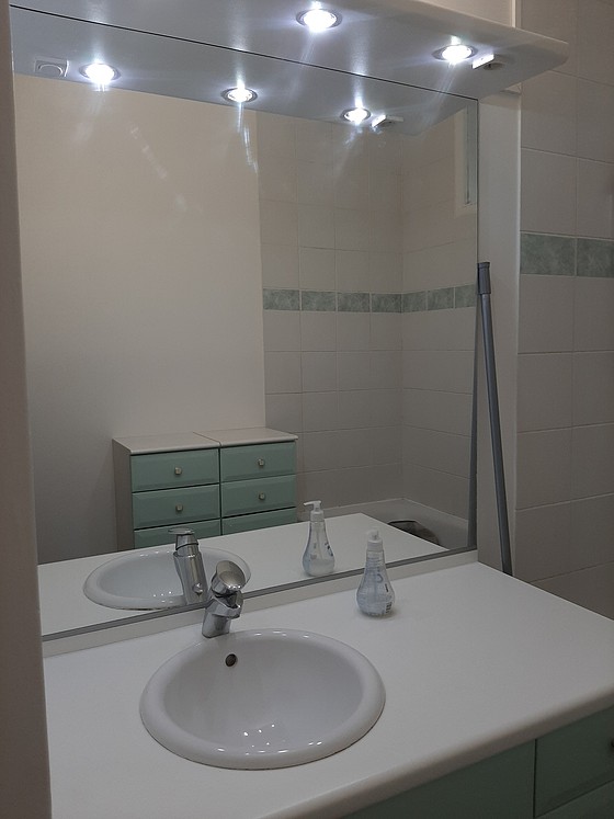 Salle de bain équipée de baignoire