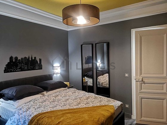 Chambre avec du parquet au sol