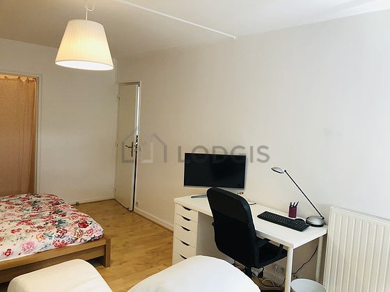 Chambre avec fenêtres double vitrage