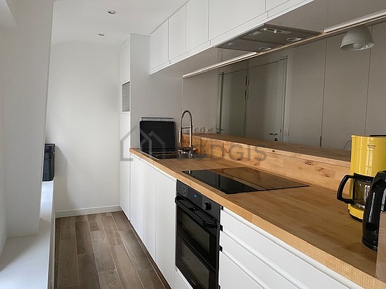 Kitchen equipped with extractor hood, crockery