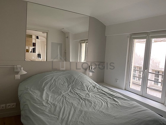 Chambre avec du parquet au sol