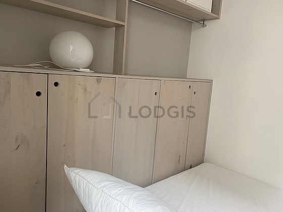 Chambre avec fenêtres